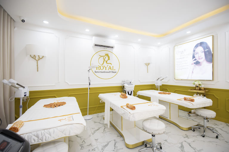 bị mụn nên đi da liễu hay đi spa