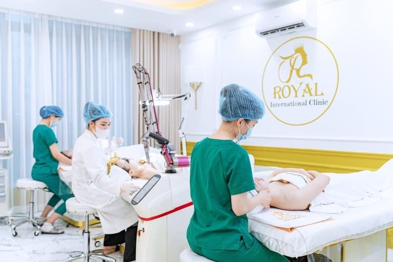 có nên đi spa trị mụn tuổi dậy thì hay ở nhà