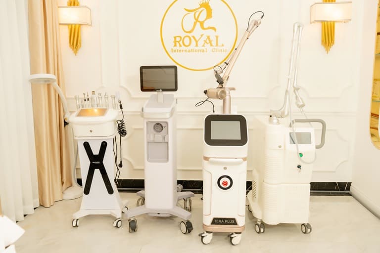 có nên đi spa trị mụn tuổi dậy thì không