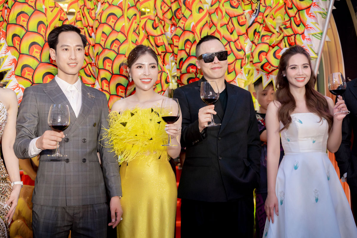 CEO Vicky Thuận và chủ tịch Adam Thiên