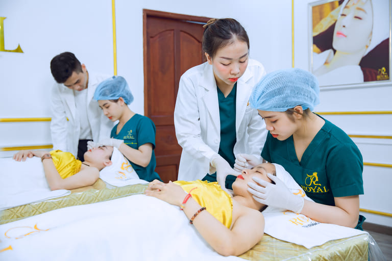 trị mụn tại spa theo quy trình