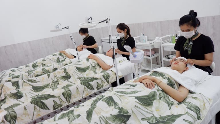 man thai có nên đi spa nặn mụn không