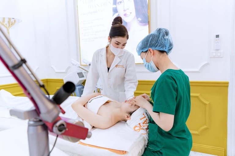 mang thai có nên đi spa nặn mụn hay là không