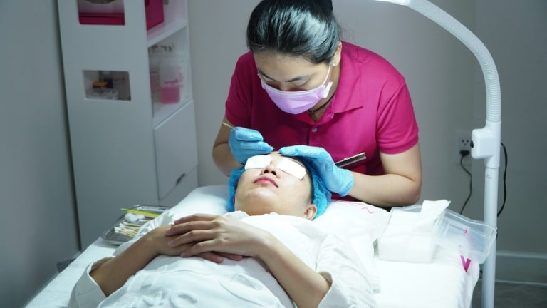 nặn mụn tại Nitipon Clinic Vietnam