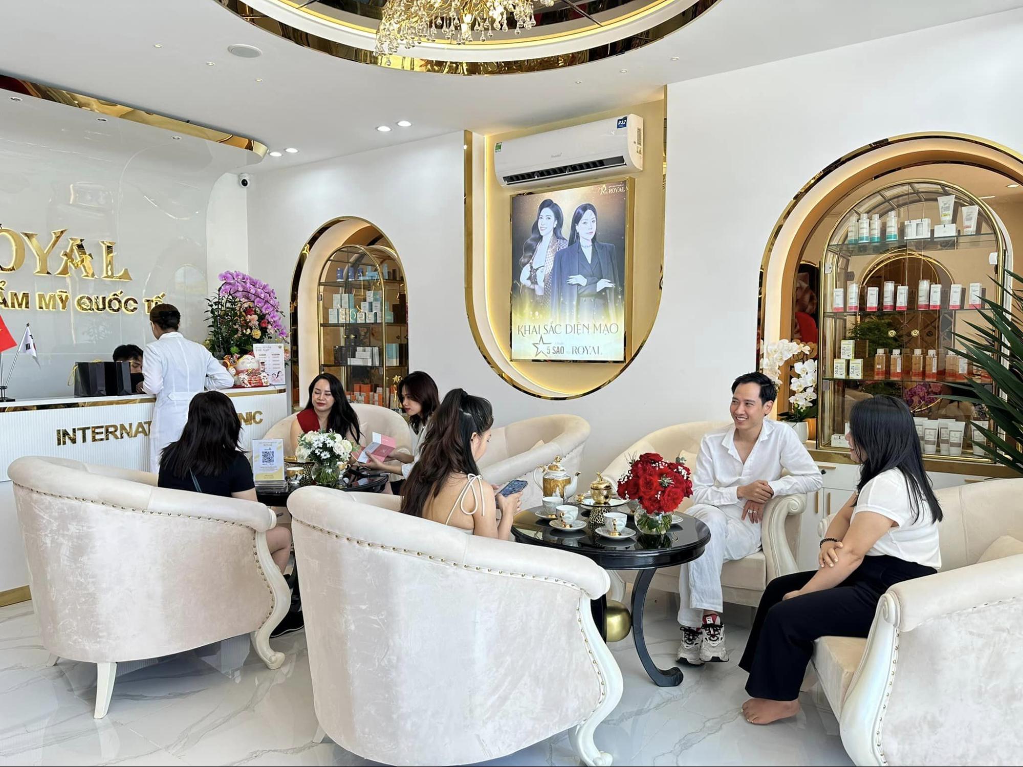 Viện Thẩm Mỹ Quốc Tế Royal là spa trị mụn cho nam chất lượng nhất