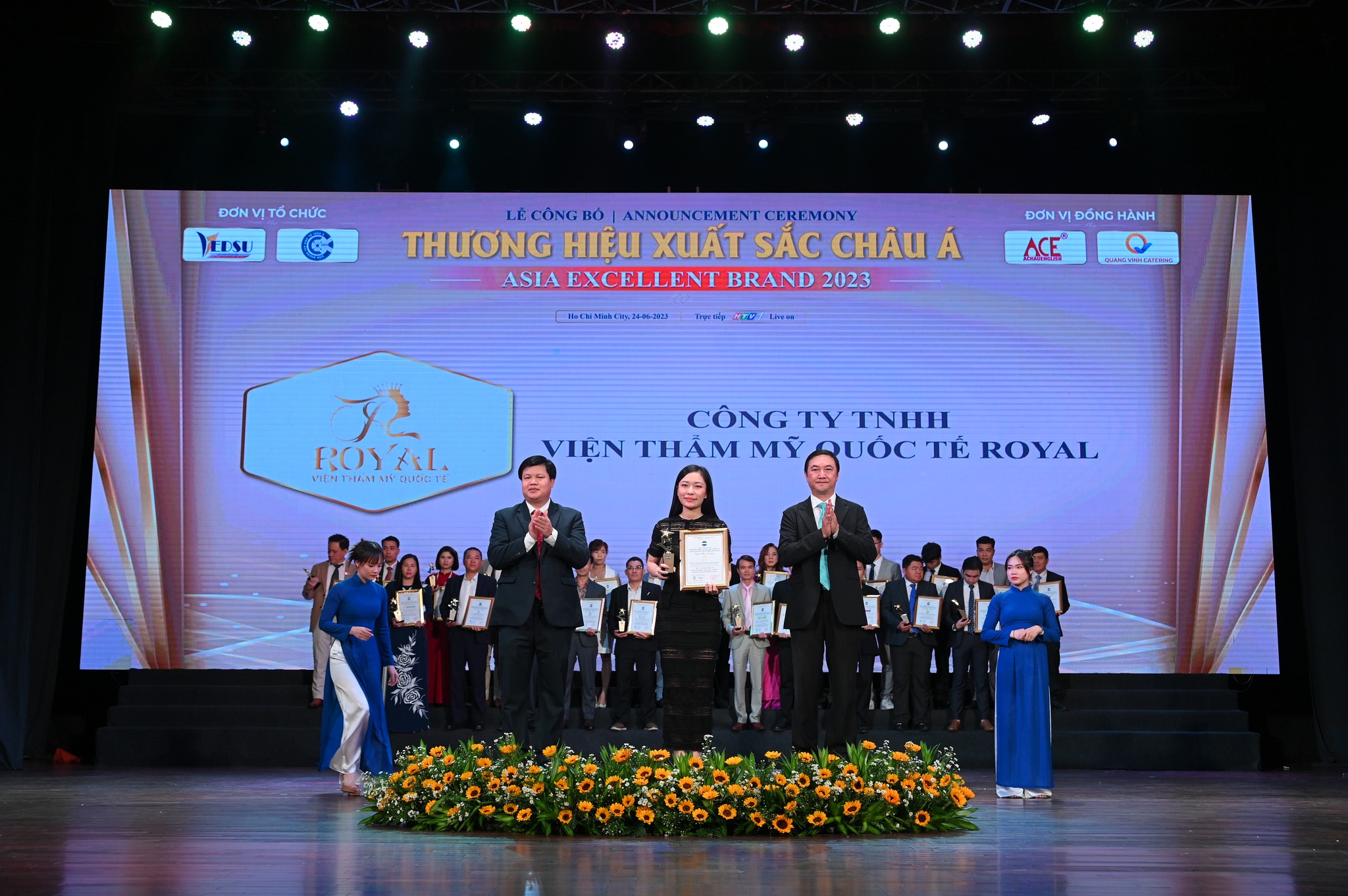 Vinh danh Top 10 Sao vàng thương hiệu Việt Nam và Thương hiệu xuất sắc Châu Á