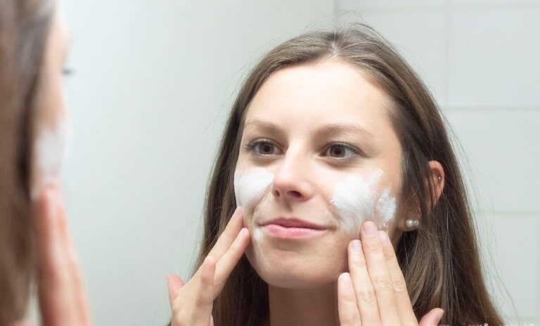  Cách trị mụn bằng phấn rôm chất lượng