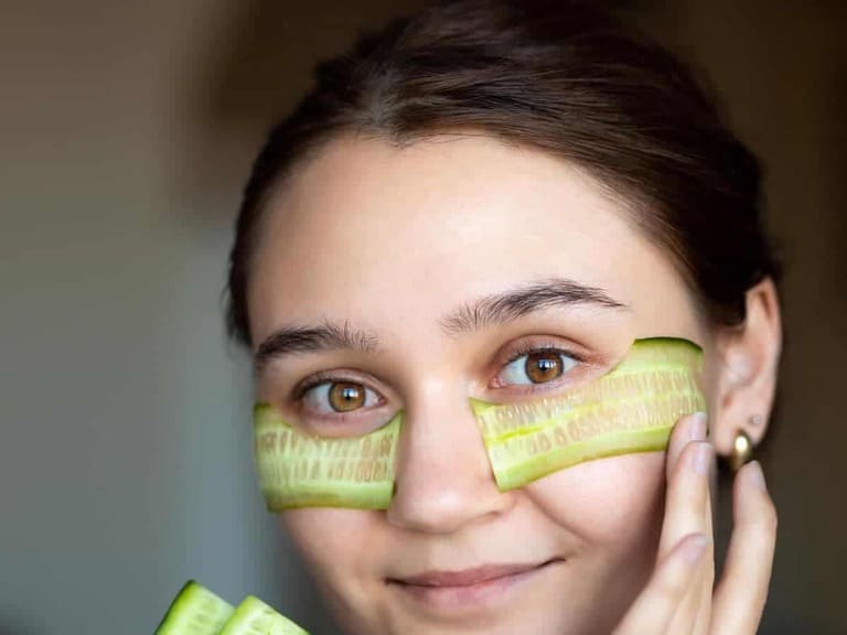 cách trị vết đỏ sau khi nặn mụn