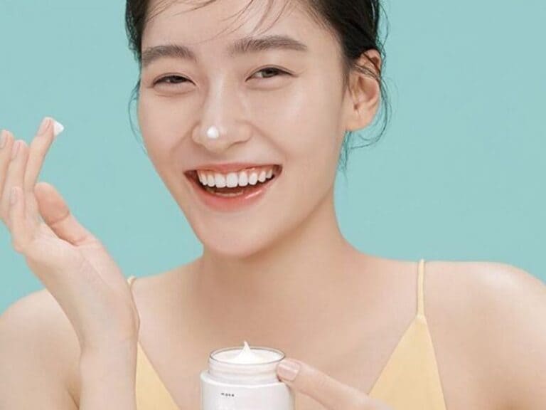 dưỡng da sau nặn mụn