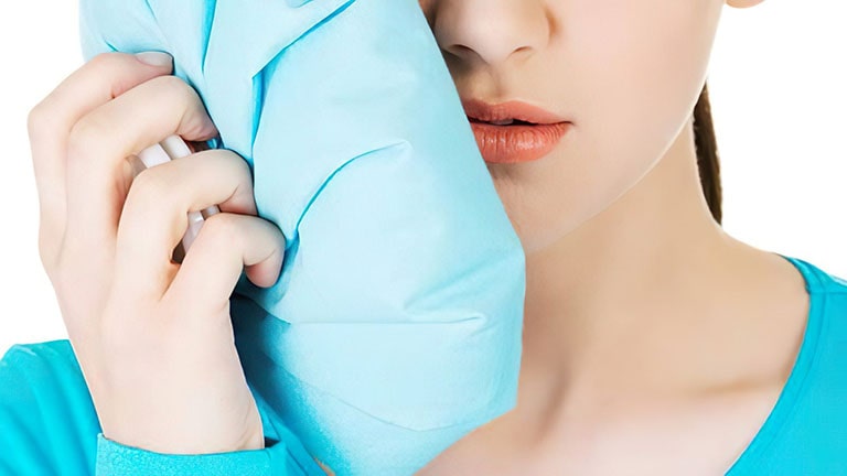 chườm đá sau khi nặn mụn như thế nào