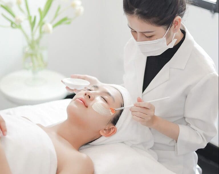 có nên peel da sau khi nặn mụn hay không