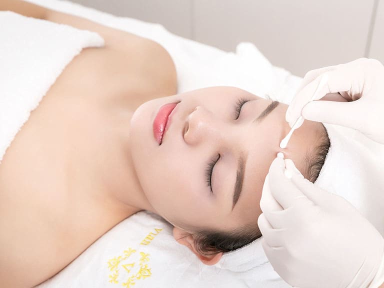 đi spa nặn mụn có đau không