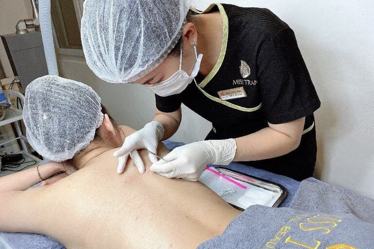 nặn mụn quận 2 an toàn