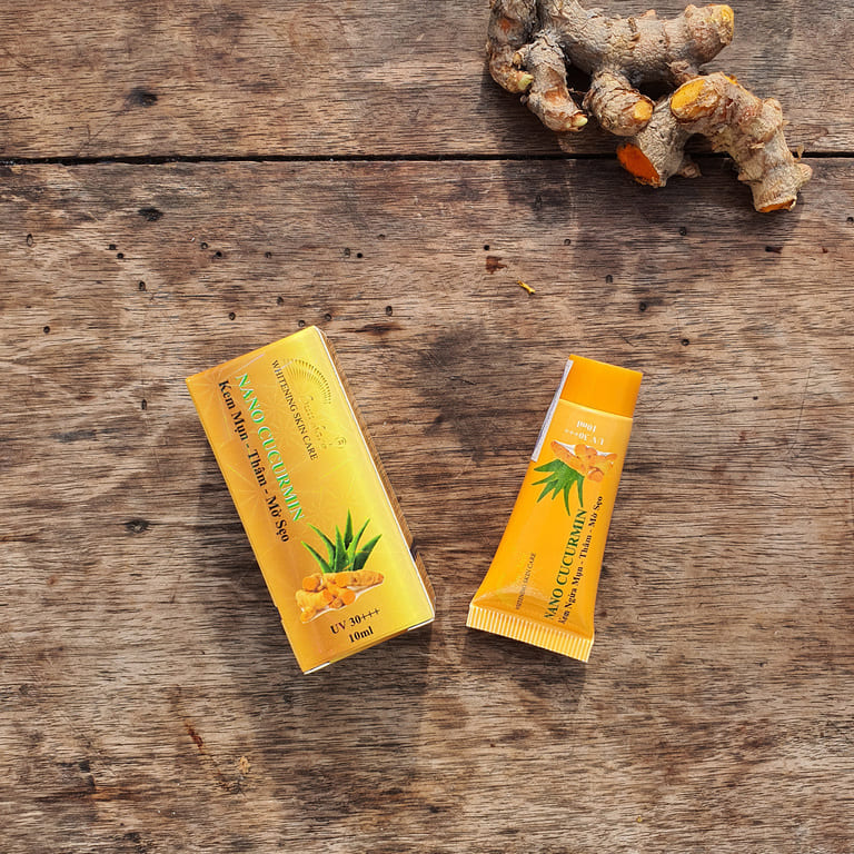 bôi kem nghệ sau nặn mụn