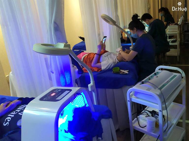 spa nặn mụn an toàn